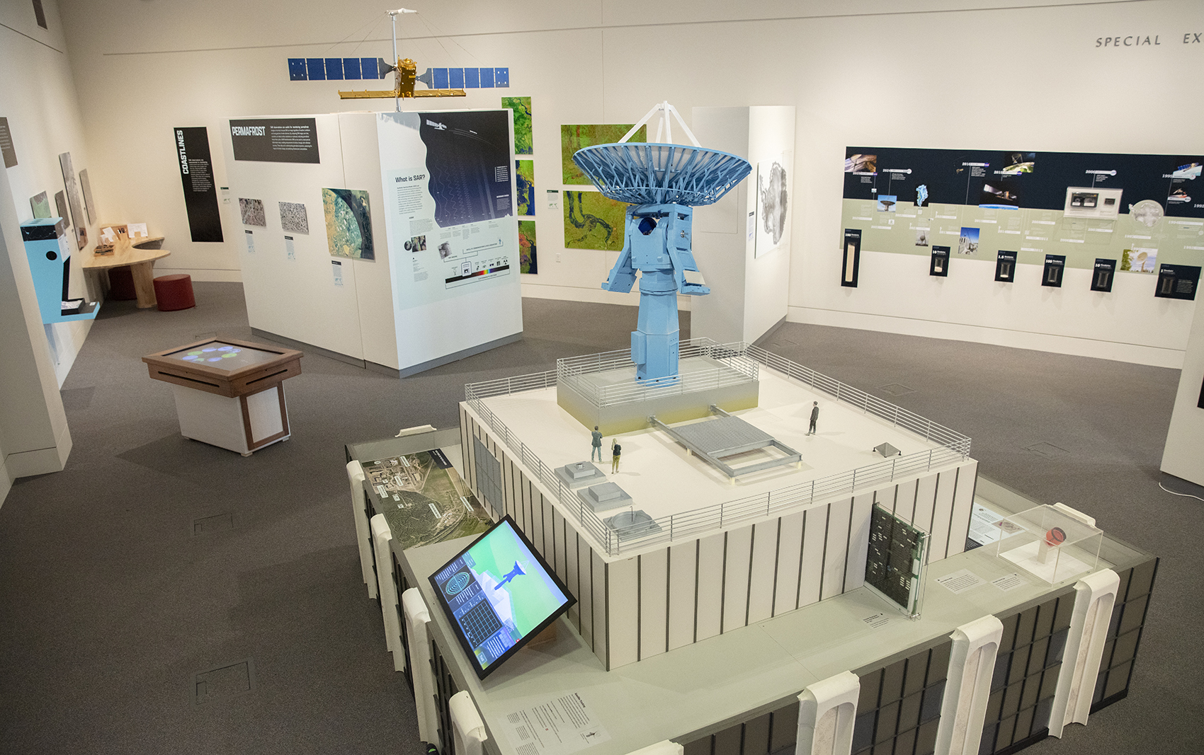 The ASF Dynamic Planet Exhibit featured a 3D-printed antenna model on the Elvey building. In the image a view from above showing the room.